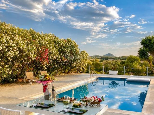 Casa en venta en Baleares Sineu. En el corazón del pintoresco paisaje rural próximo a Sineu, en el centro de Mallorca, se encuentra esta exclusiva finca, una propi. Casas.