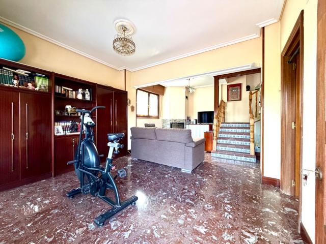 Casa en venta en Basauri, Kalero Basozelai. Tu futuro hogar te está esperando. Casas.