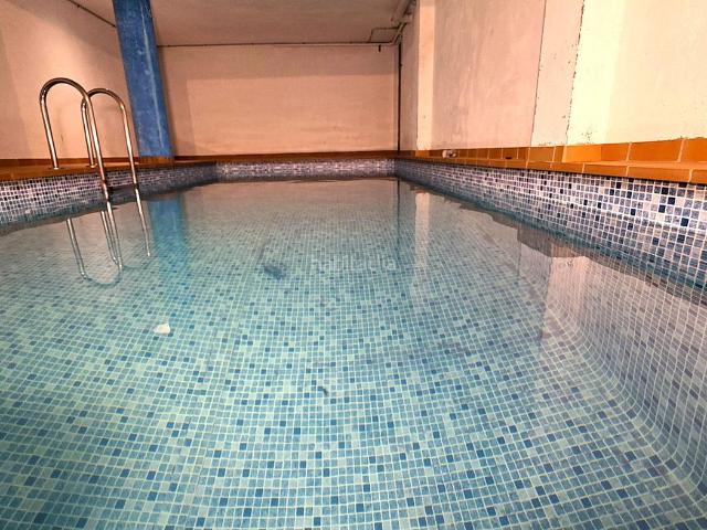 Casa en venta en Barcelona, Torre Baró. CASA CON PISCINA CUBIERTA Y PLAZA DE PARKING! NEGOCIABLE!. Casas.