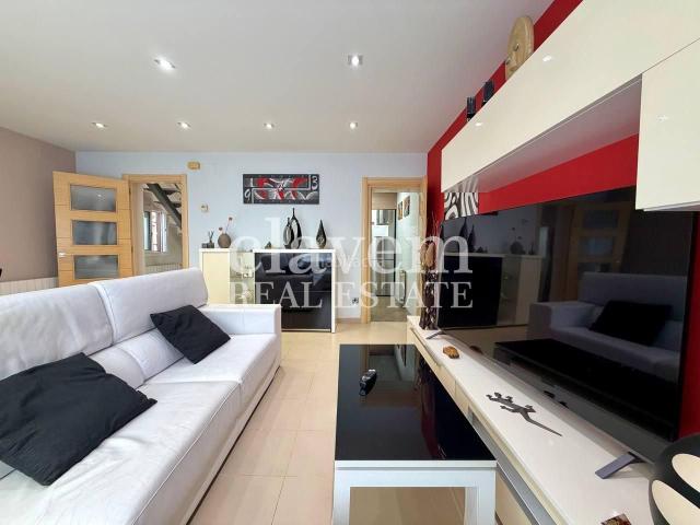 Casa en venta en Barcelona, Torre Baró. Espectacular casa con 3 terrazas privadas, garaje y barbacoa. Casas.