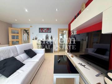Casa en venta en Barcelona, Torre Baró. Espectacular casa con 3 terrazas privadas, garaje y barbacoa. Casas.