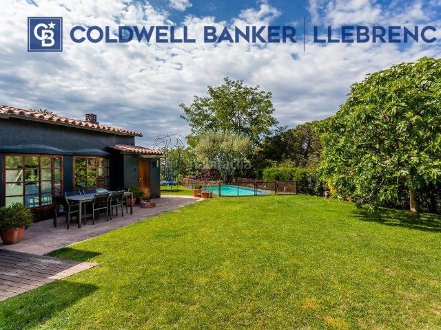 Casa en venta en Barcelona, Vallvidrera Tibidabo Les Planes. Maravillosa finca rústica con un gran jardín y piscina en venta en Vallvidrera. Casas.