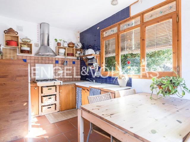 Casa en venta en Barcelona, Vallvidrera Tibidabo Les Planes. Bonita y tranquila casa con jardin precioso en Sarria. Casas.