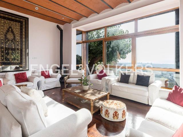 Casa en venta en Barcelona, Vallvidrera Tibidabo Les Planes. Casa con jardin y vistas panorámicas al mar y Barcelona. Casas.