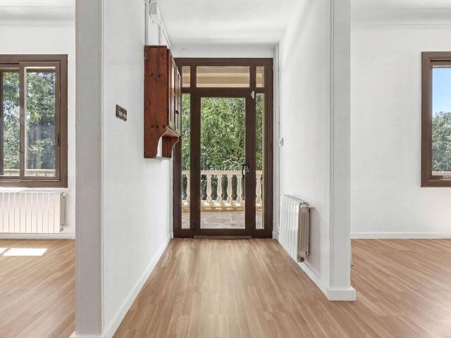Casa en venta en Barcelona, Vallvidrera Tibidabo Les Planes. Casa unifamiliar con jardín y vistas al mar en Vallvidrera Tibidabo. Casas.