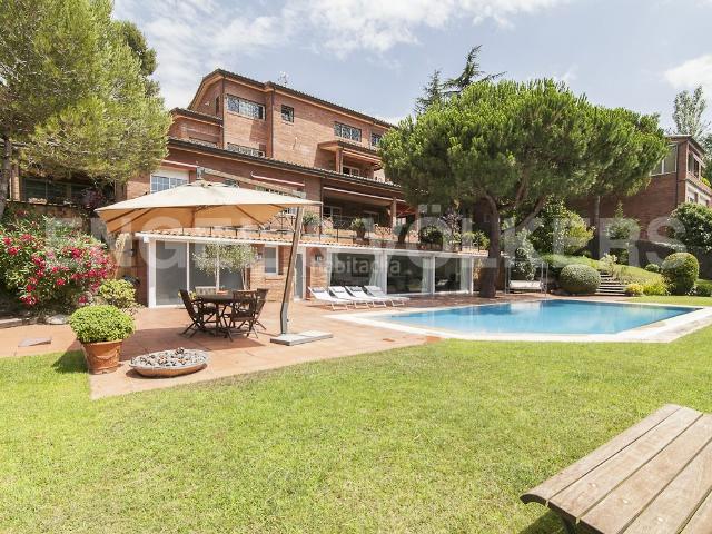 Casa en venta en Barcelona, Vallvidrera Tibidabo Les Planes. Espectacular casa con piscina y gran jardín. Casas.