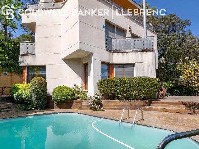 Casa en venta en Barcelona, Vallvidrera Tibidabo Les Planes. Espectacular casa en venta en Vallvidrera con jardín y piscina. Casas.