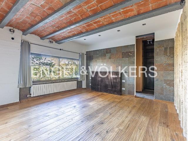 Casa en venta en Barcelona, Vallvidrera Tibidabo Les Planes. Preciosa y luminoso casa unifamiliar con piscina en el centro de Vallvidrera. Casas.