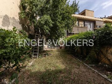 Casa en venta en Barcelona, Barri de les Corts. Casa unifamiliar única al lado del CC LIlla. Casas.