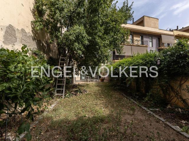 Casa en venta en Barcelona, Barri de les Corts. Casa unifamiliar única al lado del CC LIlla. Casas.