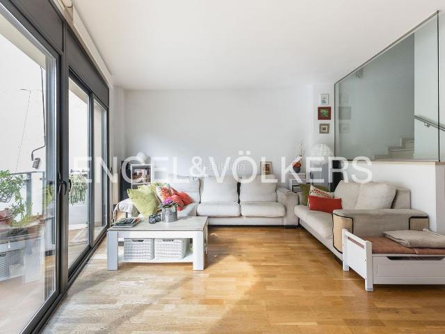 Casa en venta en Barcelona, Barri de les Corts. Casa unifamiliar única al lado del CC LIlla. Casas.