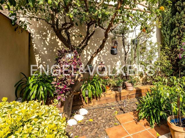 Casa en venta en Barcelona, Barri de les Corts. Casa unifamiliar en la emblemática Plaça de la Concòrdia. Casas.