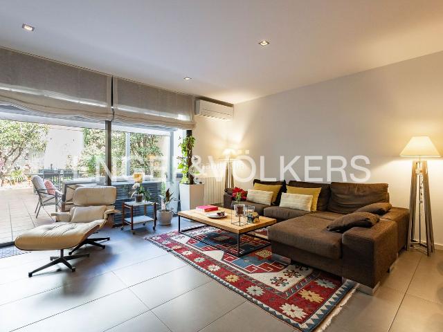 Casa en venta en Barcelona, Barri de les Corts. Casa unifamiliar en la emblemática Plaça de la Concòrdia. Casas.