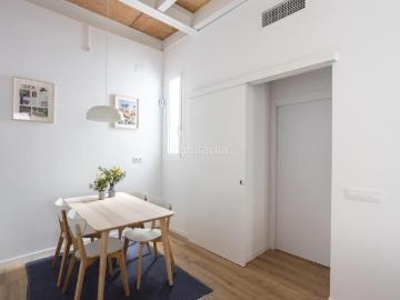 Casa en venta en Barcelona, Barri de les Corts. Casa en venta en Les Corts con 1 habitación y gran terraza privada, Barcelona. Casas.