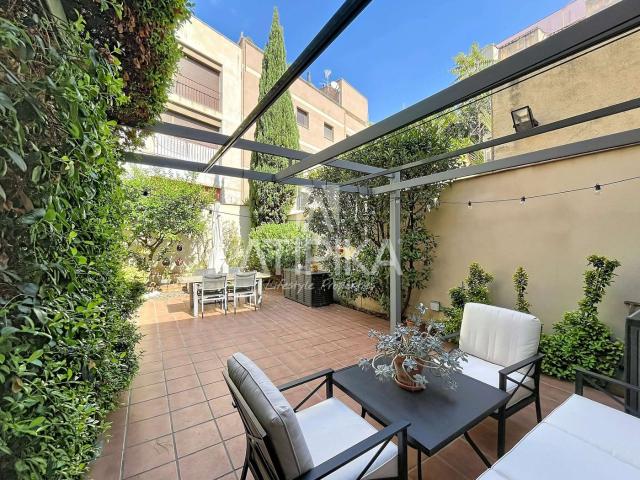 Casa en venta en Barcelona, Barri de les Corts. Casa reformada en venta con patio privado de 60 m y terraza junto a Plaça de la Concòrdia. Casas.