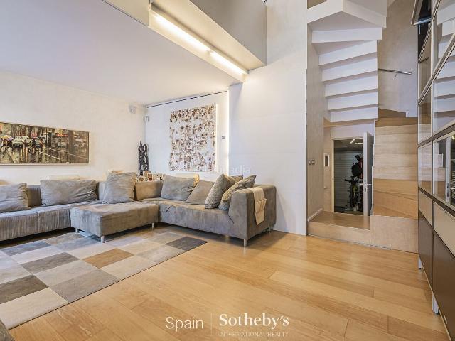 Casa en venta en Barcelona, Barri de les Corts. Elegante Residencia Unifamiliar de 5 Dormitorios en Les Corts, Barcelona. Casas.