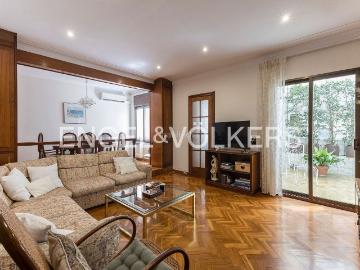 Casa en venta en Barcelona, Can Baró. Una vivienda única donde espacio, luz y privacidad lo cambian todo. Casas.