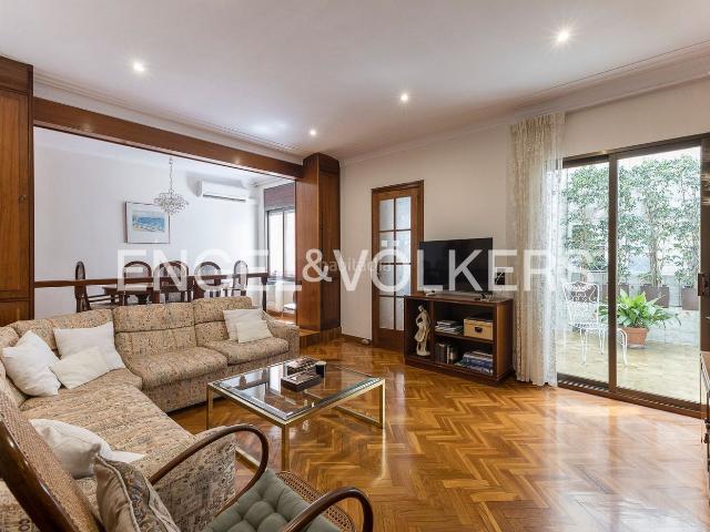 Casa en venta en Barcelona, Can Baró. Una vivienda única donde espacio, luz y privacidad lo cambian todo. Casas.