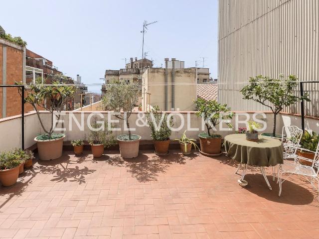 Casa en venta en Barcelona, Can Baró. Una vivienda única donde espacio, luz y privacidad lo cambian todo. Casas.