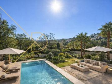 Casa en venta en Barcelona, Can Peguera. Exclusiva casa unifamiliar a estrenar con jardín y piscina en Sant Just. Casas.