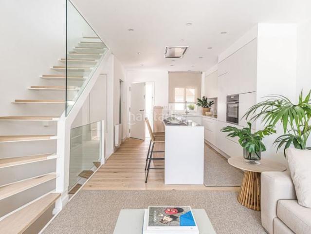 Casa en venta en Barcelona, Carmel. Chalet independiente en venta con vistas panorámicas, Barcelona. Casas.