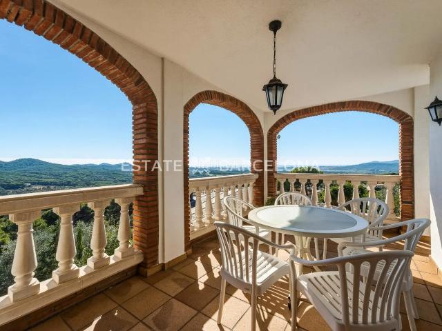 Casa en venta en Barcelona, Ciutat Meridiana. Casa con vistas al mar. Casas.