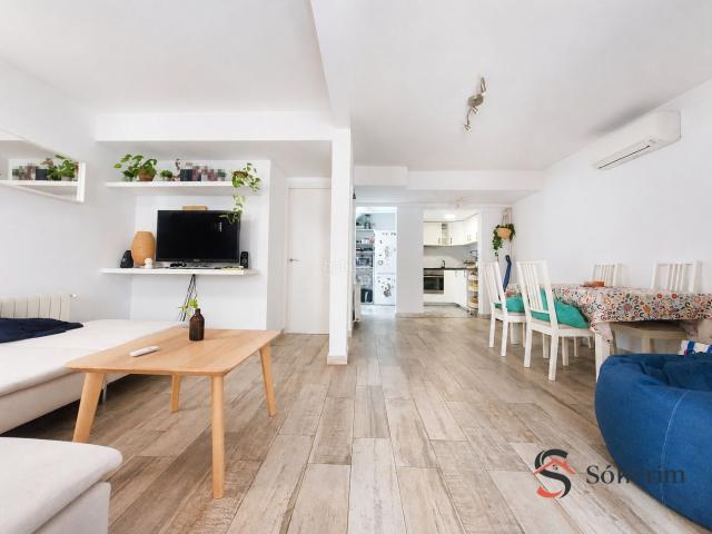 Casa en venta en Barcelona, El Camp de l´Arpa del Clot. CASA CON ENCANTO EN EL CENTRO DE BARCELONA. Casas.