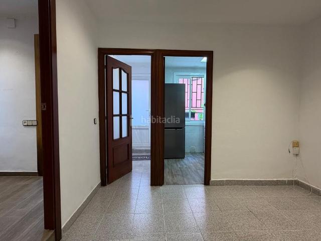 Casa en venta en Barcelona, El Camp de l´Arpa del Clot. Casa de 90 m con 3 dormitorios y terraza en Barcelona. Casas.