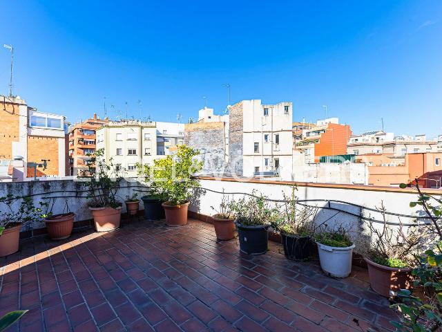 Casa en venta en Barcelona, Guinardó. Casa con enorme potencial en calle tranquila del Guinardó. Casas.