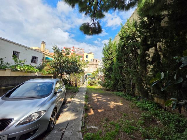 Casa en venta en Barcelona, Horta. Casa con Gran terreno. Casas.