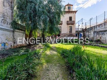 Casa en venta en Barcelona, Horta. Casa Histórica con Jardín en Passeig Maragall. Casas.