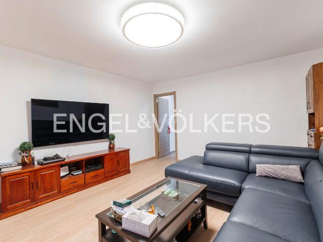 Casa adosada en venta en Barcelona, Hostafrancs. Exclusivo Chalet Triplex con 2 Terrazas y Balcón en Hostafrancs Vive Estilo Inigualable y Conexión Urbana. Casas adosadas.