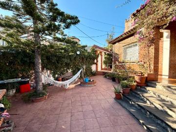 Casa en venta en Barcelona, La Font d´en Fargues. Casa a 4 vientos con TODO! Jardín, barbacoa, bodega, garaje, etc. Casas.