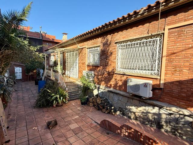 Casa en venta en Barcelona, La Font d´en Fargues. Casa a 4 vientos con TODO! Jardín, barbacoa, bodega, garaje, etc. Casas.