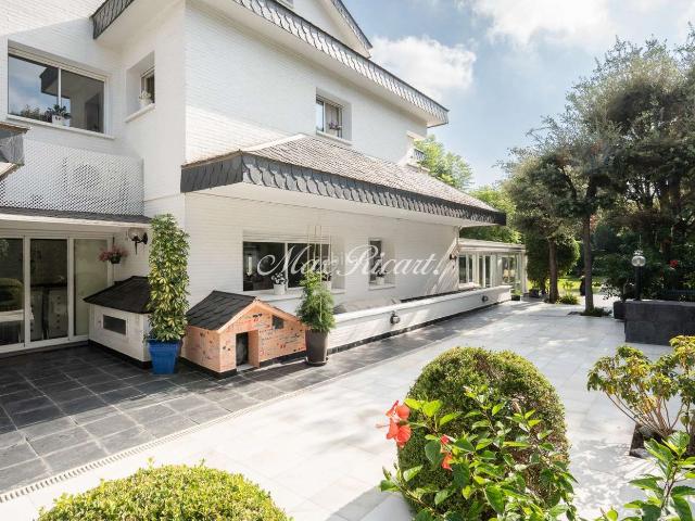 Casa en venta en Barcelona, Pedralbes. Exclusiva Casa Adosada Esquinera con Jardín Privado, Piscina y Zona Comunitaria 700m. Casas.