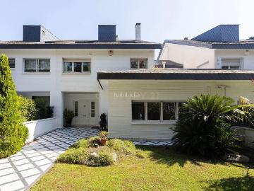 Casa en venta en Barcelona, Pedralbes. Exclusivo chalet adosado con piscina y pádel en Pedralbes. Casas.