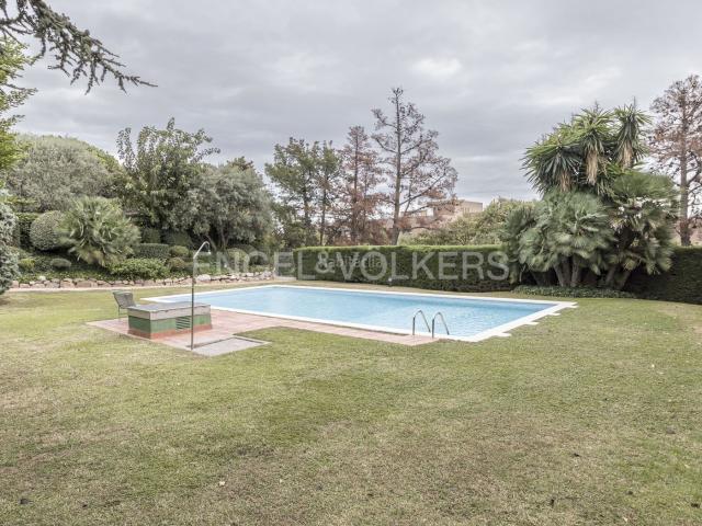 Casa adosada en venta en Barcelona, Pedralbes. Fantástica casa adosada con piscina y pista de pádel en Pedralbes. Casas adosadas.