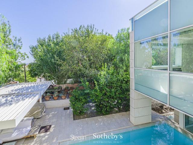 Casa en venta en Barcelona, Pedralbes. Impresionante casa unifamiliar en Pedralbes con jardín y piscina. Casas.