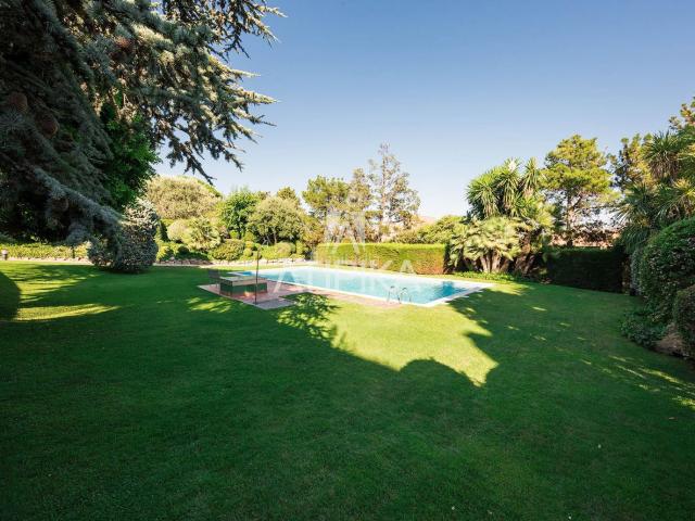 Casa en venta en Barcelona, Pedralbes. Magnífica casa de 694m2 con amplio jardín en urbanización con piscina en Pedralbes. Casas.