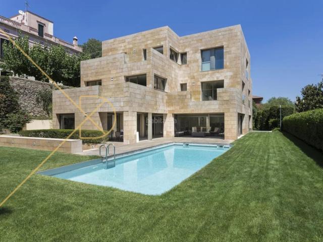 Casa en venta en Barcelona, Pedralbes. Exclusiva villa de lujo en Pedralbes 900 m2 construidos sobre parcela de 1.500 m2 con piscina, ascensor y garaje para 4 vehículos. Casas.
