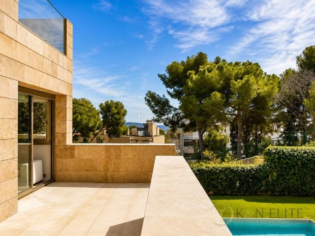 Casa en venta en Barcelona, Pedralbes. Villa Icónica en Pedralbes con Vistas Sobre Barcelona. Casas.