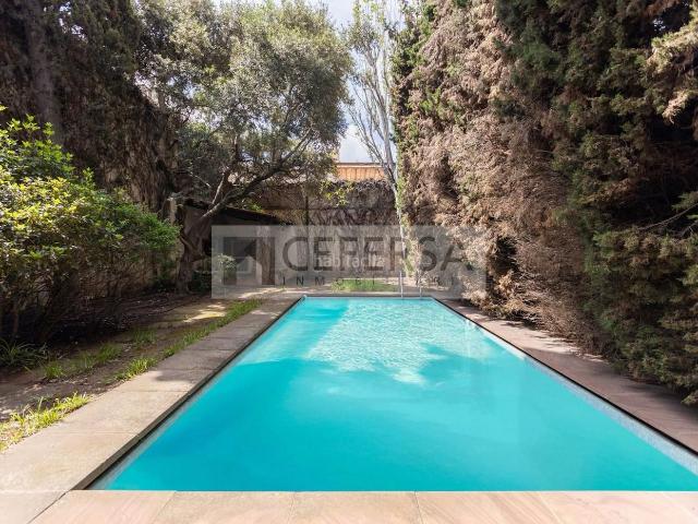 Casa en venta en Barcelona, Putget Farró. Magnífica casa unifamiliar con jardín y piscina privada en tranquila calle peatonal de Jules Verne. Casas.