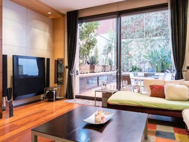 Casa en venta en Barcelona, Sant Andreu de Palomar. Impresionante casa con licencia turística de 5 pisos con piscina, ascensor y aparcamiento 504m. Casas.