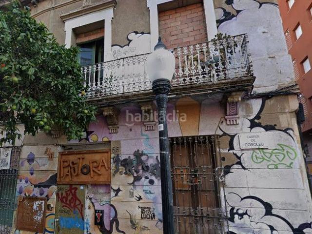 Casa en venta en Barcelona, Sant Andreu de Palomar. Casa esquinera TOTALMENTE PARA REFORMAR sita en Calle Coroleu de 175 m2 en 2 plantas. Casas.