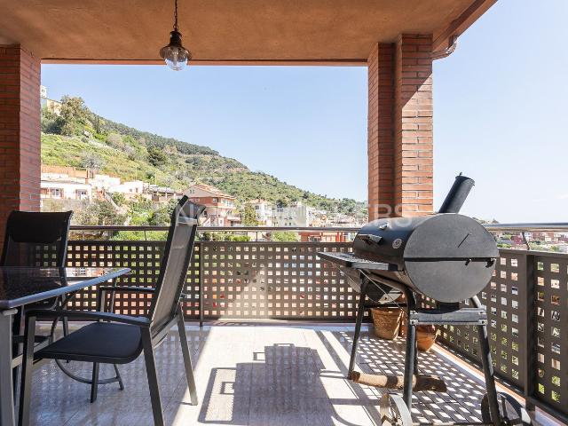 Casa en venta en Barcelona, Sant Genís dels Agudells. Casa independiente de 3 plantas con parking para 2 coches en Sant Genís dels Agudells. Casas.