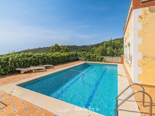 Casa en venta en Barcelona, Sant Genís dels Agudells. Casa independiente en la naturaleza con vistas panorámicas de Barcelona. Casas.