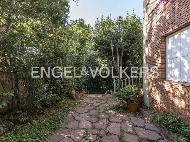 Casa en venta en Barcelona, Sant Gervasi Bonanova. Maravillosa propiedad en Bonanova con gran potencial. Casas.