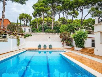 Casa en venta en Barcelona, Sant Gervasi Bonanova. Preciosa vivienda a cuatro vientos con espectaculares vistas en Castelldefels. Casas.