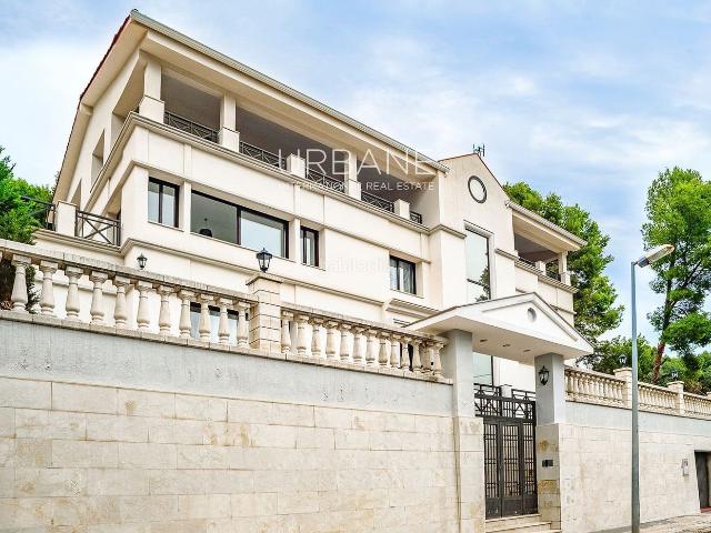Casa en venta en Barcelona, Sant Gervasi Bonanova. Preciosa vivienda a cuatro vientos con espectaculares vistas en Castelldefels. Casas.