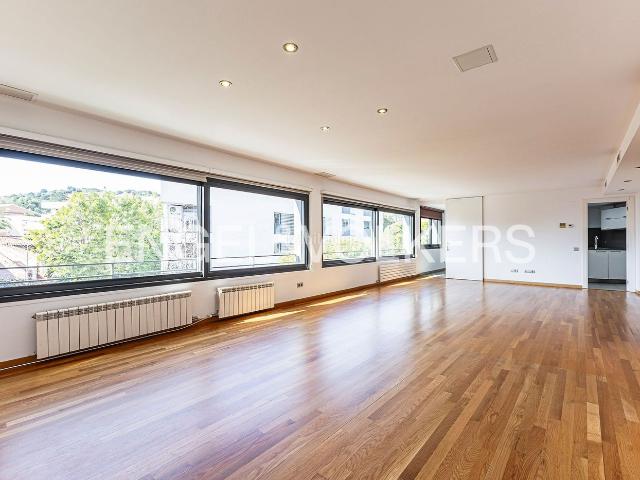 Casa en venta en Barcelona, Sant Gervasi Bonanova. Propiedad exclusiva con terraza panorámica y vistas al mar en Sarrià. Casas.